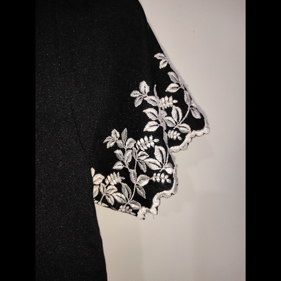 ❌SOLD❌Black & White Embroidered Top 🖤 - Picture 4 of 10